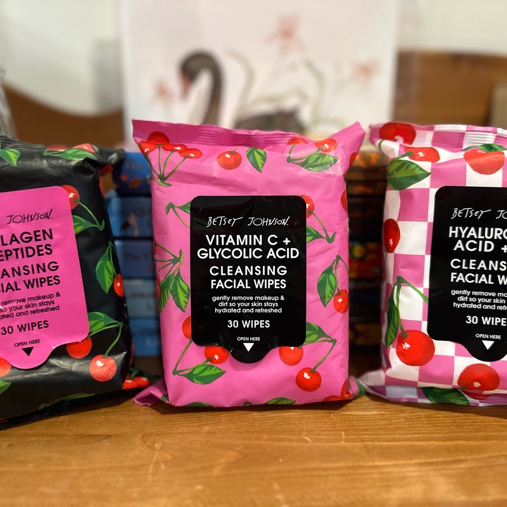 Betsey Johnson Facial Wipes NEW